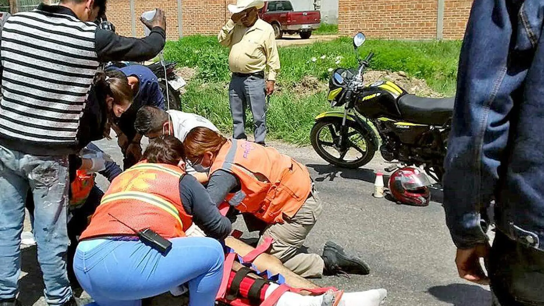 elemetos de emergencia atienden motociclista